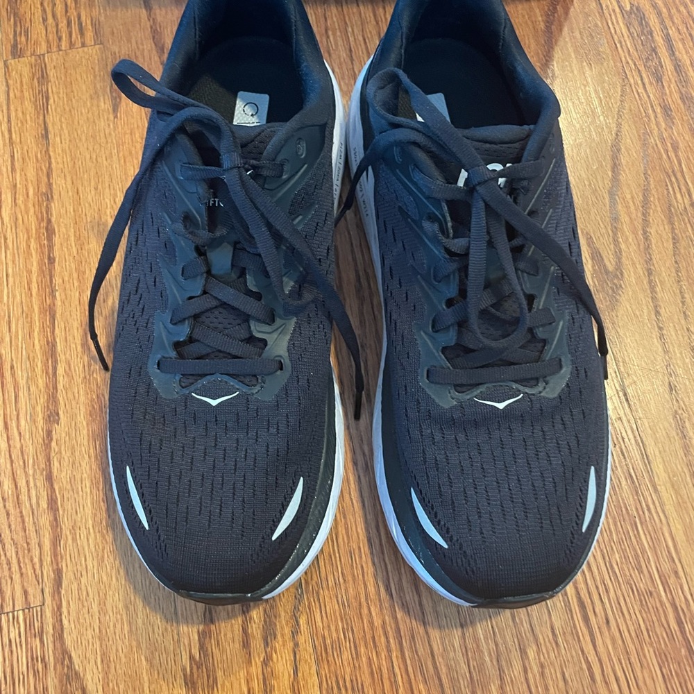 Hoka womens Clifton 8  Black/white size 8.5 B ( medium)